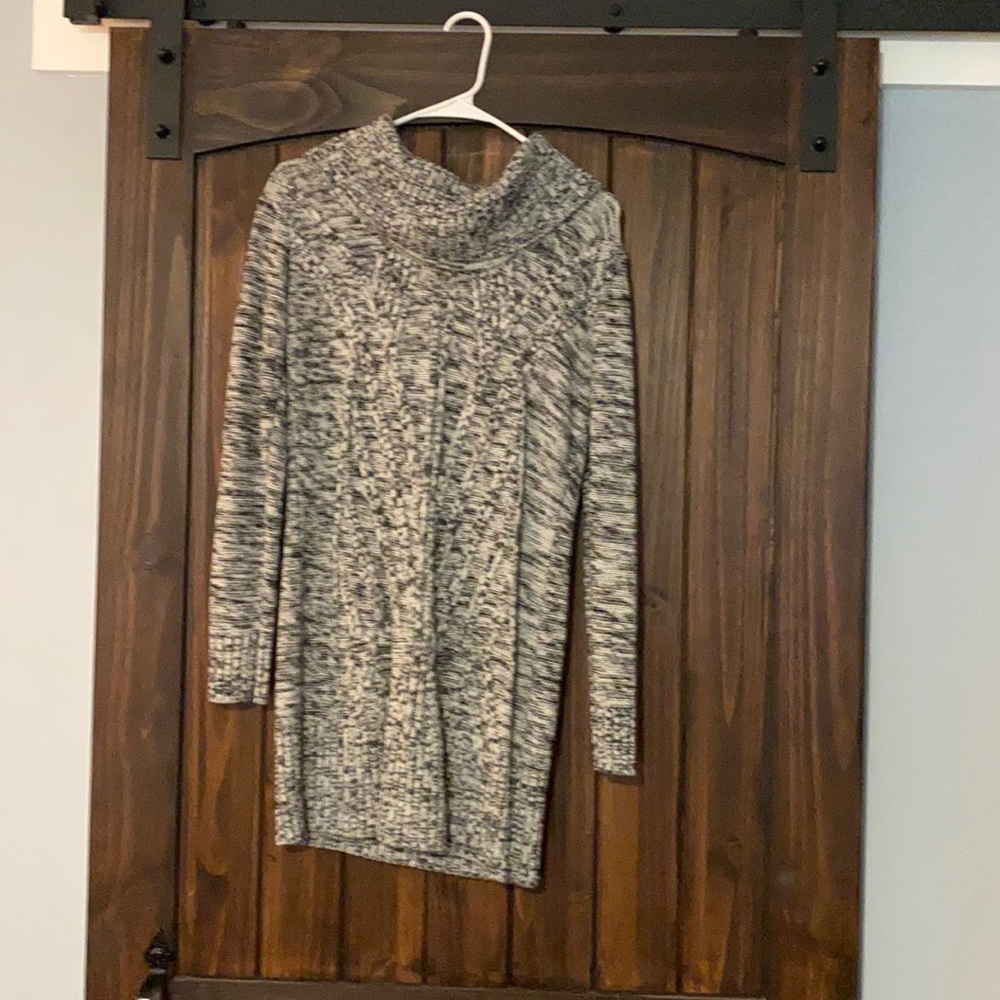 Black and white tunic  sweater sz L